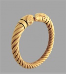 Bela pulseira esculpida em marfim com ponteiras em forma de cabeça de carneiro . Med. 6,5 cm (interna)  e 8 cm (externa)