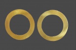 Par de lindos brincos em ouro amarelo 18 k 750 em acabamento escovado em forma de argolas em moderno design. Peso. 10,5 gr . Med. 5 cm diam