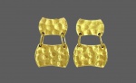 Par de brincos em ouro amarelo 18 k 750 , acabamento martelado e articulado . Peso. 6,5 gr