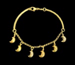 Delicada pulseira em ouro amarelo 18 k 750 com pendentes em forma de lua . Peso. 10,5 gr  Med. 18 cm
