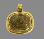 Lindo pingente em ouro amarelo 18 k 750 com grande quartzo rutilado.Peso bruto. 9,5 gr   Med. 2,5 x 2 cm