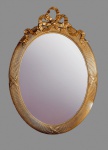 Belíssimo espelho francês em cristal bisotado (2cm) e moldura em madeira dourada e adorno superior em forma de laço. Med. 90 x 64 cm