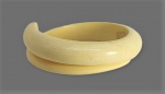 Bela pulseira esculpida em marfim . Med. 6,5 cm (interna)  e  8,5 cm (externa)  e 2,5 x 1,5 cm (largura)