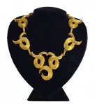 MERCEDES ROBIROSA: Excepcional e raro colar em metal dourado com lindo design , assinado . Med, 40 cm