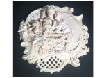 Antigo medalhão em biscuit delicadamente policromado representando casal enamorado, ponteira quebrada e faltando a parte,  24 x 21 cm. Este lote encontra-se em Nogueira, Petrópolis.