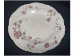 COLECIONISMO - Antigo prato em porcelana inglesa decorado com  rosinhas policromadas sobre fungo branco, com marcas do tempo, Diam. 18 cm. Este lote encontra-se em Nogueira, Petrópolis.