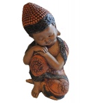 Escultório Filipino em cerâmica decorado com policromia representando infante, assinado na base J.S. Alt. 23 cm.  Mao no queixo Este lote encontra-se em Nogueira.