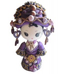 COLECIONISMO - Boneca em cerâmica, traje em tecido adornada com contas, "Mensageira Fashion", Alt. 20 cm. Este lote encontra-se em Nogueira.