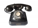 COLECIONISMO - Telefone antigo Standard Electric em baquelite na cor preta, funcionando, acompanha cabo de linha com plug. Este lote encontra-se em Nogueira.