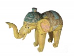 Escultório representando elefante executado em madeira decorado com policromia, dorso adornado com tecido e fios dourados, Com 40, Alt. 35 cm. Este lote encontra-se em Nogueira