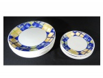 Sete pratos principais  e três em cerâmica Oxford decorados com policromia nas cores azul, verde, amarelo e branco, Diam. 26 cm. Este lote encontra-se em Nogueira.