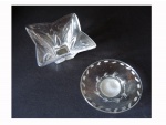 Duas peças em cristal lapidado sendo um centro de mesa e um presentoir, 15 x 15, Alt. 9 e  Diam. 16 cm. Este lote encontra-se em Nogueira.