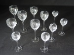 Jogo de finas taças em cristais lapidados composto de: 2 para vinho branco, 4 para porto e 5 para licor. Alt. 18, 17 e 13,5m Diam. 6,5, 6 e 5 cm. Este lote encontra-se em Nogueira.