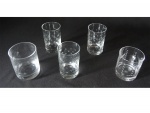 Cinco copos em cristal translúcido sendo 4  lapidação poá, 2 para whisky e 3 para água. Alt. 9, 10 e 11, Diam. 7 e 8 cm. Este lote encontra-se em Nogueira.