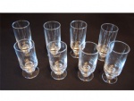 Oito copos para Long drink em cristal translúcido lapidado, modelos distintos, sendo 2 monografados. Este lote encontra-se em Nogueira- Petrópolis.