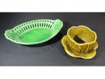 Duas peças em cerâmica sendo uma travessa oval com galerias vasadas na cor verde e um vaso com presentoir na cor mostarda, 29 x 18 e Alt. 10, Diam. 16 cm. Este lote encontra-se em Nogueira.