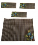 Quatro jogos americanos esteirinhas executados com bambu nas cores natural e marrom com apliques de trabalhos de patch work representando flores nas cores azul, vermelho e verde, 44 x 30 cm. Este lote encontra-se em Nogueira.