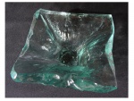 Cinzeiro quadrangular em grosso vidro na cor verde,  19 x 19, Alt. 7 cm. Este lote encontra-se em Nogueira.