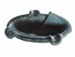 Cinzeiro em cerâmica alusivo a ardósia,  21 x 12 cm. Este lote encontra-se em Nogueira.