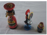 COLECIONISMO - Duas esculturas em madeira policromadas sendo uma boneca peruana, uma Matrioska e um galo de Barcelos em porcelana,  17 a 8 cm. Este lote encontra-se em Nogueira