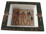 Cinzeiro em cerâmica egípcia e decorado com policromia dourado marcado na base, FM Limoges, 16 x 16 cm.  Este lote encontra-se em Nogueira.