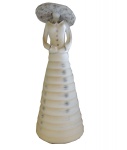 COLECIONISMO - Demoisele executada em madeira patinada de branco com chapéu de palha removível. Alt. 34 cm.  Este lote encontra-se em Nogueira.