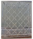 Antiga grade em fer forget encostada na janela, 129  x 158 cm. Este lote encontra-se em  Nogueira.