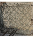 Antiga grade em fer forget no estado encostada na janela 129 x 159 cm. Este lote encontra-se em Nogueira- Petrópolis