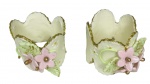 Par de graciosas argolas para guardanapos, em resina esmaltadaadornadas com motivo floral em policromia e relevo. Mede 6cm diametro cada.
