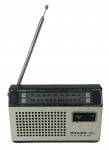 PHILCO - Antigo radio à pilha Am e FM com antena, em baquelite e metal. Funcionamento desconhecido. Mede 18 x 11cm.