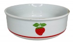ANOS 70 - Antigo bowl e ou tigela em porcelana branca esmaltada adornada com figuras de morango e contorno vermelho. Possui registro da manufatura na base. Mede 20cm diametro.