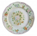 Gracioso prato para coleção em porcelana esmaltada adornada com motivo floral em policromia. Mede 25cm diametro.