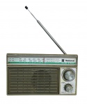 NATIONAL - Antigo radio à pilha Am e FM com antena, em baquelite e metal. Funcionamento desconhecido. Mede 20 x 11,5cm.