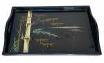 JAPÃO - Antiga bandeja em laca japonesa, formato retangular com alças, adornada ao centro à mã com arvore regional, apresenta assinatura. Mede 35 x 24cm.