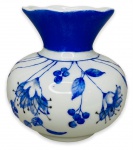 ANOS 50 - Graciosa floreira em porcelana branca esmaltada ricamente adornada com motivo floral na cor azul royal, borda em movimento, pintada a mão. Assinada e datada na base. Mede 10cm de altura x 10 cm de comprimento.