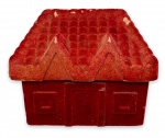 ANOS 50 - Antiga caixa de musica com estrutura em baquelite coberto por veludo vermelho no formato de casa, com tampa/telhado flexível. Possui uma bailarina na parte interna. Funcionamento a quartzo desconhecido. Necessita de fixação. Marcas do tempo. Mede 8cm altura x 10cm de comprimento.