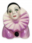 FRANÇA - Elegante  escultura em porcelana branca esmaltada representando figura de pierrot em policromia. Marcas do tempo. Mede 11cm de comprimento x 14cm altura.