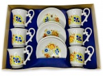 VERACRUZ PEDREIRA - Jogo de 6 xicaras para café com alças no formato de volutas em porcelana branca esmaltada, ricamente adornadas com motivo floral em policromia. Acompanha seus respectivos pires. Possui registro da manufatura na base. Acondicionadas na sua embalagem original de época. Medida da embalagem 22cm de altura x 29cm de cumprimento.