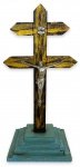 MINAS - Antigo e gracioso crucifixo com estrutura em madeira nobre patinada, possui aplique representando Jesus Cristo em metal prateado, apoiado sobre base de madeira na cor azul e acabamento em ouro velho. Mede 15cm de comprimento x 33cm de altura.