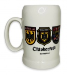 Graciosa caneca comemorativa para chopp em porcelana branca esmaltada ricamente adornada com brasões alemães e charge. Possui registro da manufatura na base. Mede 14cm de altura.