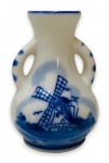 HOLLAND - Graciosa mini ânfora holandesa em porcelana branca esmaltada, ricamente adornada com paisagem com moinho, pintada a mão. Localizada Holanda na base. Mede 7cm de altura.