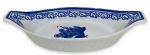 CHINA - Elegante molheira em porcelana branca esmaltada ricamente adornada com motivo floral e arabescos em azul royal, laterais com design canelado. Possui etiqueta da manufatura na base. Mede 10cm de largura x 22cm de comprimento.