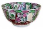 MACAU - Gracioso "bowl" em porcelana branca esmaltada ricamente adornada com motivo floral e figuras orientais em policromia. Possui registro da manufatura na base. Mede 6cm.