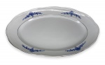 STEATITA - Elegante travessa em porcelana branca esmaltada adornada com motivo floral na cor azul e contorno em vibrante prata. Mede 24cm x 38cm.