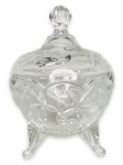 ANOS 50 - Delicada bomboniere em demi-cristal, apoiada sobre três pés, acompanha sua respectiva tampa com pega. Ricamente lapidada com motivo floral e folhagens. Mede 14cm.