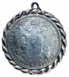 ÁUSTRIA - Antiga e rara medalha "FRANC IOS IDG AVSTRIAE IMPERARATOR" a moeda apresenta a cabeça laureado, virado para a direita, do imperador Franz Joseph I. O design reverso mostra os braços da Áustria sobreposta a uma águia imperial de duas cabeças coroadas e as inscrições "Hungar BOHEM GAL LOD ILL REX AA 1915." O projeto do 1915 4-ducado moeda é quase idêntico. Mede 5cm.