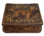 INGLATERRA - Antiga e graciosa caixa, dito porta-joias, em terracota inglesa, formato retangular, ricamente adornada com imagem de perdigueiro em casa. Acompanha a sua respectiva tampa. Mede 12 x 9cm.