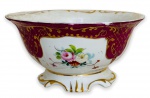 PORTUGAL - Elegante "bowl" em porcelana branca esmaltada ricamente adornada com motivo floral em policromia e arabescos em vibrante ouro. Possui sinais de restauro. Apresenta registro da manufatura na base. Mede 8cm.