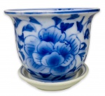 EUROPA - Graciosa floreira em porcelana branca esmaltada ricamente adornada com motivo floral em azul royal. Acompanha seu respectivo recipiente para água. Mede 6cm de altura x 10cm de diâmetro.