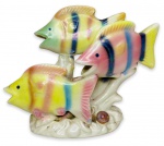 ANOS 50 - Gracioso grupo escultórico representando figuras de peixes em policromia. Mede 16 x 12cm.